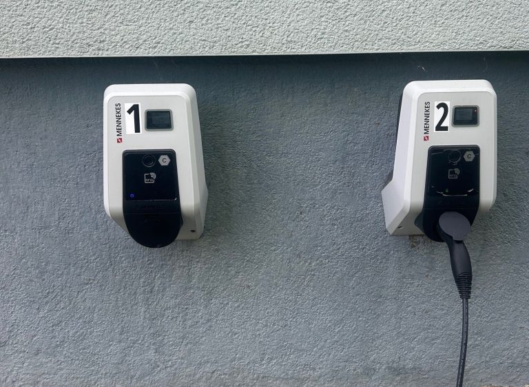 Wallboxen 1 und 2 an der Wand des TFU Gebäudes in Neu-Ulm